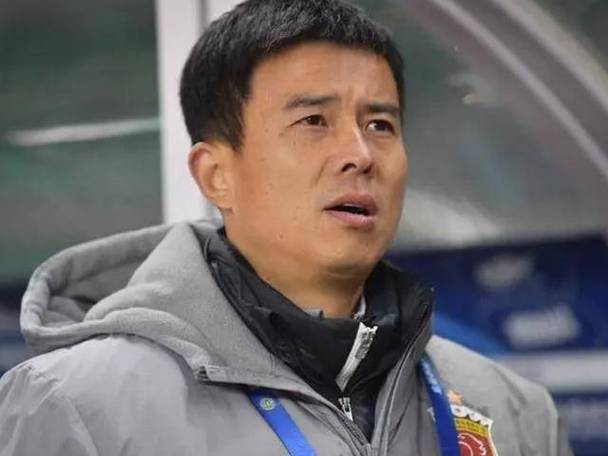 申花队长退役后转型成功，如今执教三镇梯队，妻子为了他付出太多