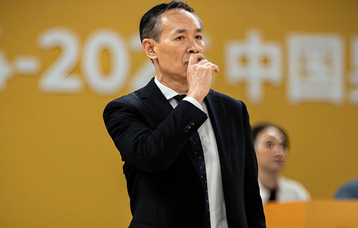 北京男篮输相难看，许利民表达不满，四大问题明显，麦基作用不大