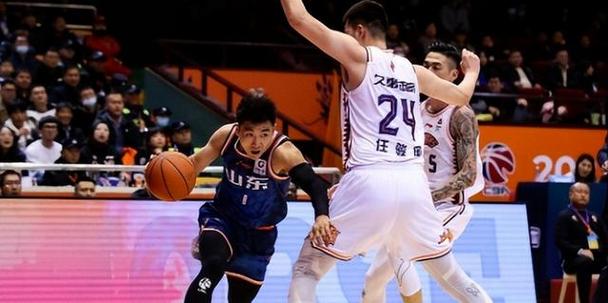 常规赛冠军开门红！上海男篮险胜山东：1/4决赛1-0